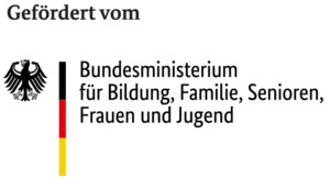 Schriftzug Gefördert vom mit dem Logo des Bundesministeriums für Bildung, Familie, Senioren, Frauen und Jugend, bestehend aus dem Bundesadler und einem vertikal angeordneten Balken in Schwarz, Rot und Gelb.